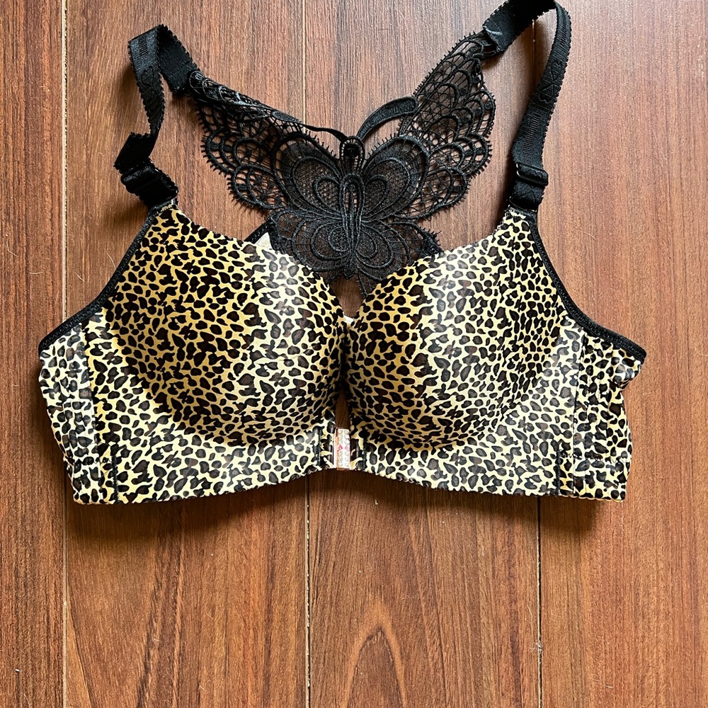 Leopard Print Push-Up Bra. Tag Indicates Size 44/100. See Size Chart in Photos.